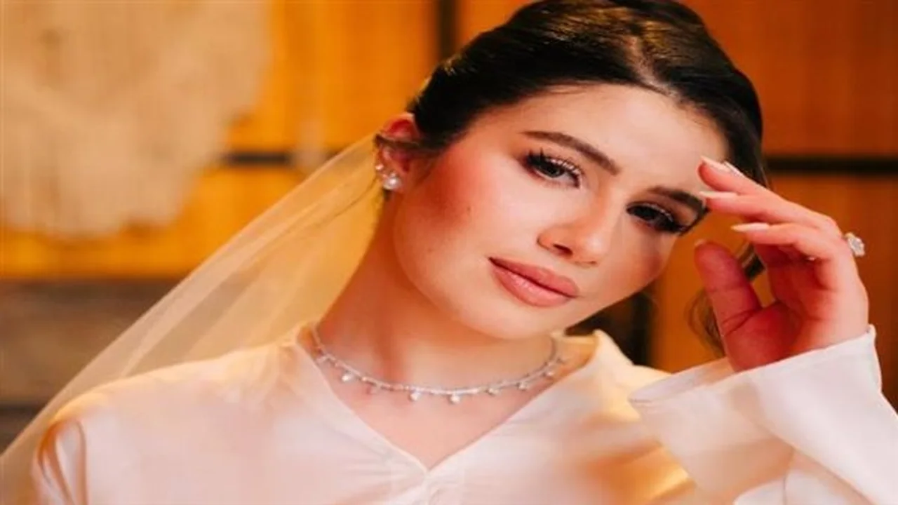 إطلالة ملكية.. فستان سلمى عبدالعظيم يثير إعجاب متابعي حفل زفافها الأسطوري